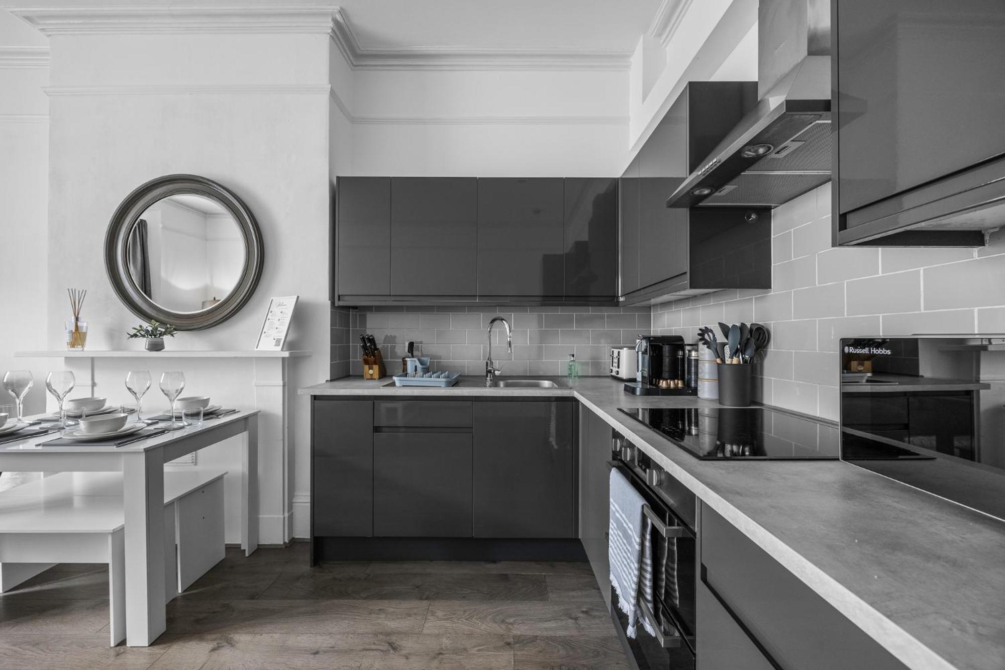 2 Bedroom Flat - With King Sized Beds, Netflix And Sky - Perfect For Contractors, Vacation Guests Or Those Relocating Hove Exterior foto