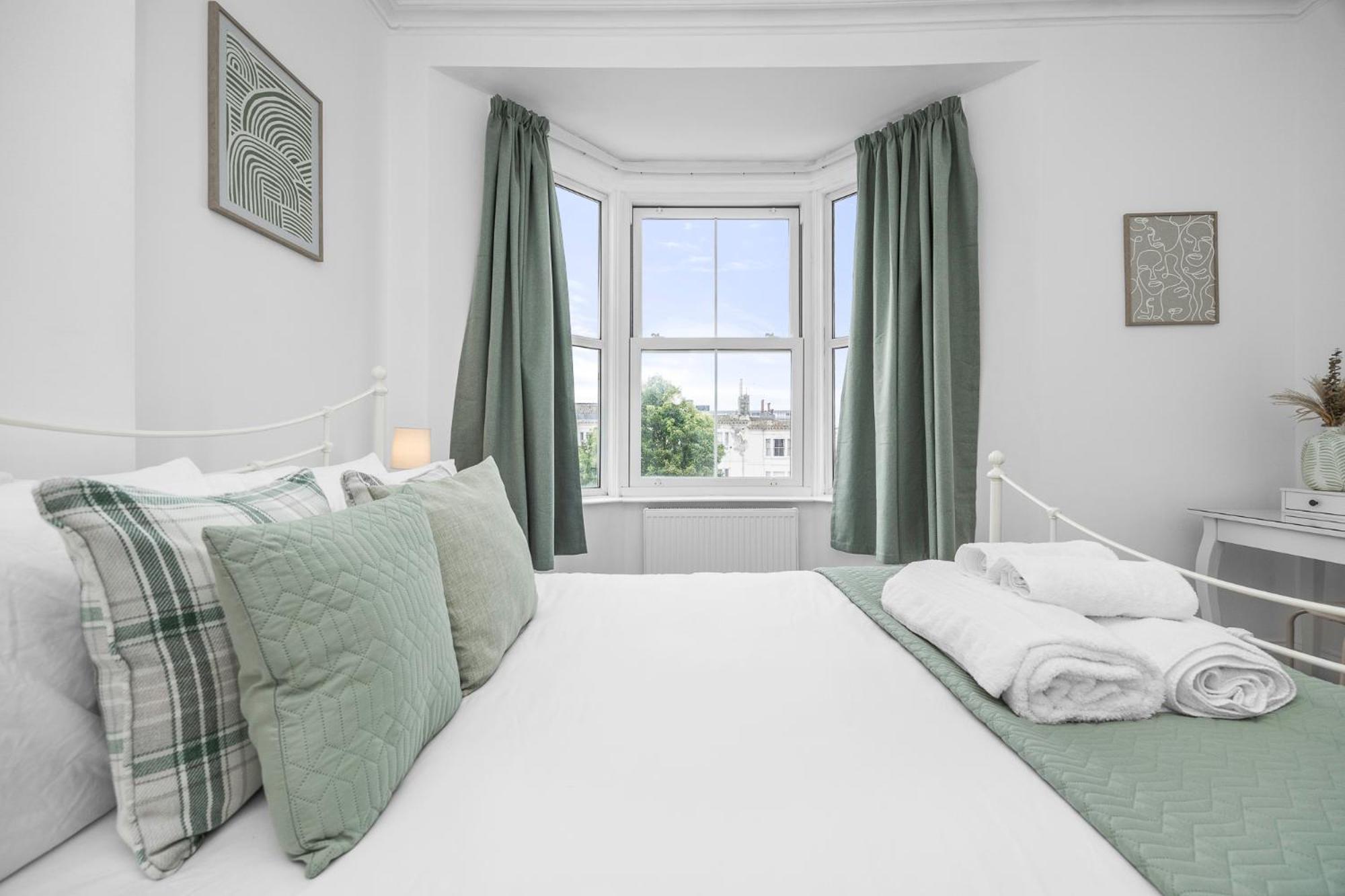 2 Bedroom Flat - With King Sized Beds, Netflix And Sky - Perfect For Contractors, Vacation Guests Or Those Relocating Hove Exterior foto