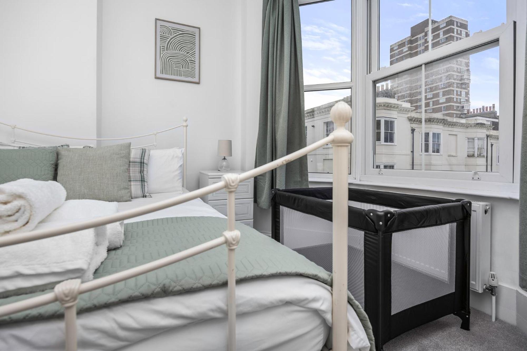 2 Bedroom Flat - With King Sized Beds, Netflix And Sky - Perfect For Contractors, Vacation Guests Or Those Relocating Hove Exterior foto